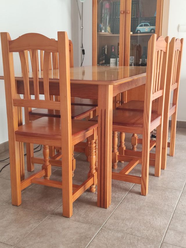 PRECIOSA mesa 150*90 . no vendo las sillas!!!