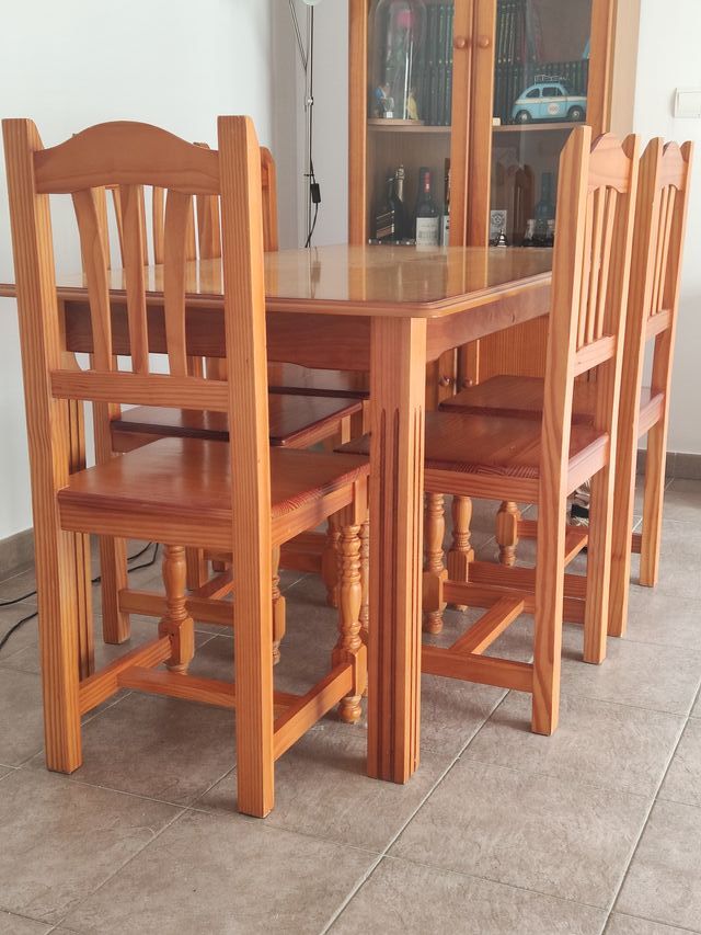 PRECIOSA mesa 150*90 . no vendo las sillas!!!