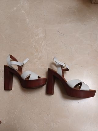 Sandalias de tacón. Gloria Ortiz de segunda mano por 35 EUR en Valladolid  en WALLAPOP