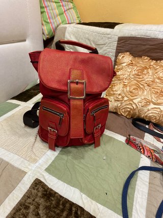 Mochila roja pequeña de segunda mano por 5 EUR en Llinars del Vallès en  WALLAPOP