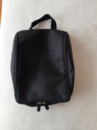 Neceser con percha de segunda mano por 9 EUR en Pamplona en WALLAPOP