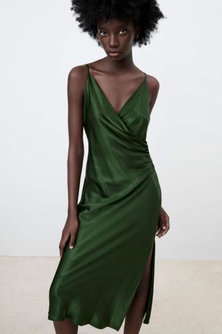 Después de ver a MARÍA POMBO con este vestido drapeado de lino de Zara solo  podemos pensar en todas las noches y conciertos de verano que nos esperan