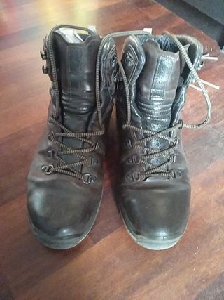 Botas de montaña Quechua forclaz 500 de segunda mano por 40 EUR en  Barcelona en WALLAPOP
