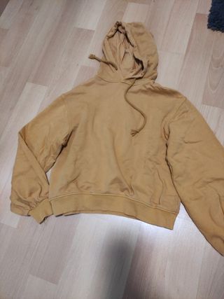 Sudadera mostaza de Pull and Bear de segunda mano por 5 EUR en Sant Fruitós  de Bages en WALLAPOP