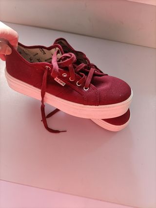 Zapatillas Victoria color granate de segunda mano por 9 EUR en Torrejón de  Ardoz en WALLAPOP