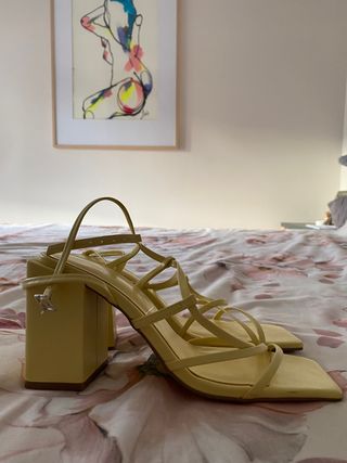 Sandalia tacón amarillo zara de segunda mano por 25 EUR en Granada en  WALLAPOP