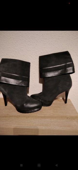 Botines tacón originales Calvin Klein de segunda mano por 20 EUR en Nájera  en WALLAPOP