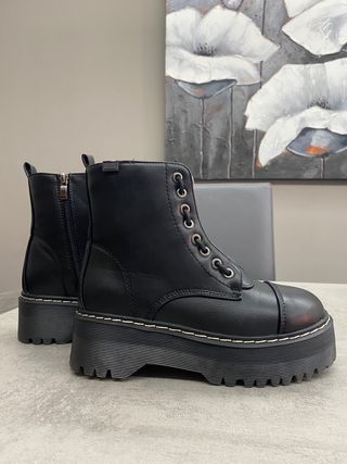 Botas de piel sin estrenar Ulanka de segunda mano por 50 EUR en Sant Andreu  de la Barca en WALLAPOP