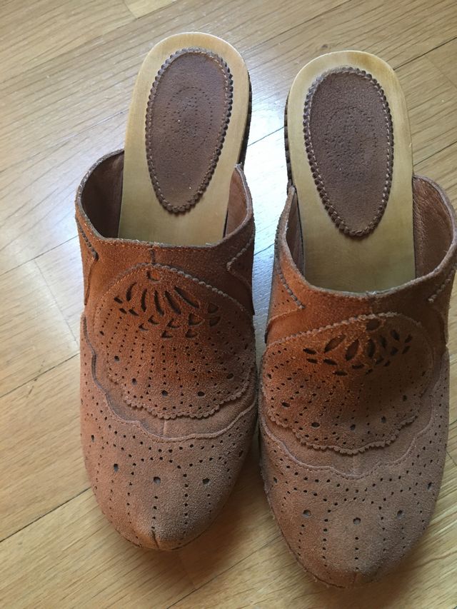 Zuecos de piel vuelta