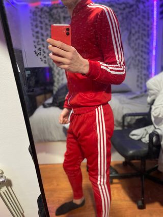 Chándal rojo Adidas de segunda mano por 70 EUR en Barcelona en WALLAPOP