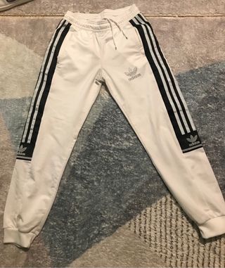 Pantalon Adidas de segunda mano por 8 EUR en Vilafranca del Penedès en  WALLAPOP