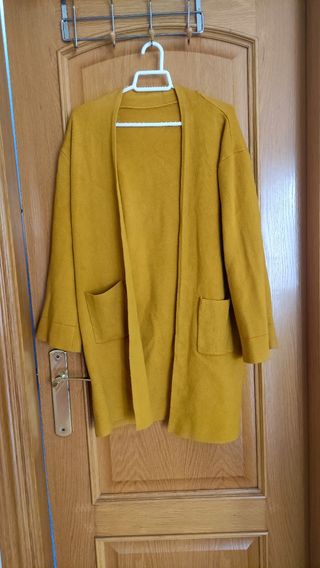 Rebeca tipo cárdigan color mostaza de segunda mano por 5 EUR en Badajoz en  WALLAPOP