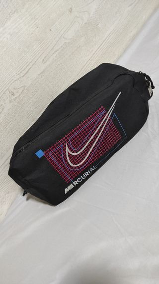 Neceser nike de segunda mano por 10 EUR en Badalona en WALLAPOP