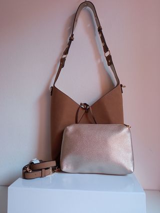 Bolso marrón camel reversible. Parfois de segunda mano por 15 EUR en  Valladolid en WALLAPOP