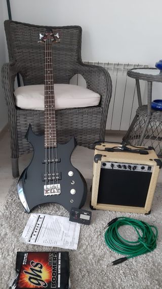 uD83C\\uDFB8Guitarra bajo con ampli de segunda mano por 200 EUR en Pla de La  Bruguera en WALLAPOP