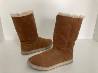 BOTAS PELO ZARA T.38 de segunda mano por 5 EUR en Albacete en WALLAPOP