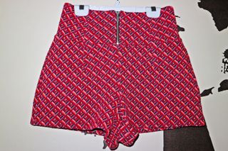 Pantalones cortos de tiro alto Bershka de segunda mano por 2 EUR en Barbera  del Valles en WALLAPOP