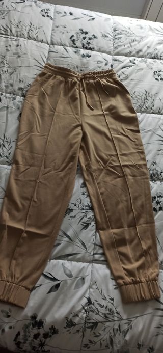 Pantalones flojos Stradivarius color tostado de segunda mano por 12 EUR en  A Coruña en WALLAPOP