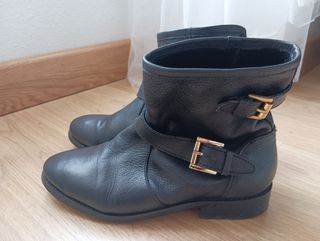 Botín negro plano piel n° 36 de segunda mano por 10 EUR en Parla en WALLAPOP