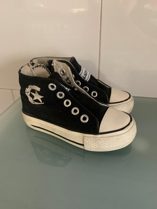 Zapatillas niño tipo converse talla 24 de segunda mano por 6 EUR en  Zaragoza en WALLAPOP
