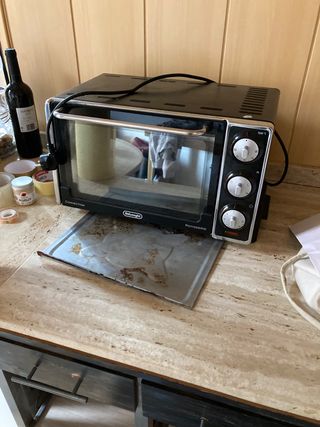 Horno delonghi E020792 - 20 litros 1300W de segunda mano por 28 EUR en  Barcelona en WALLAPOP