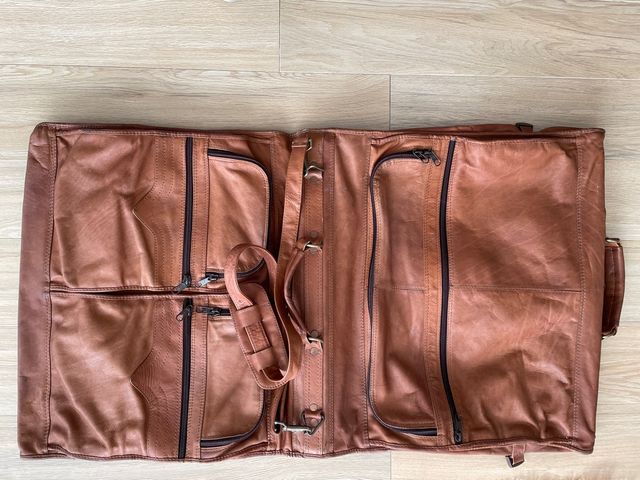 PORTA TRAJES DE PIEL