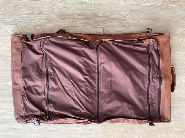 PORTA TRAJES DE PIEL