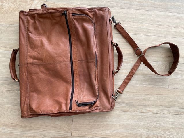 PORTA TRAJES DE PIEL