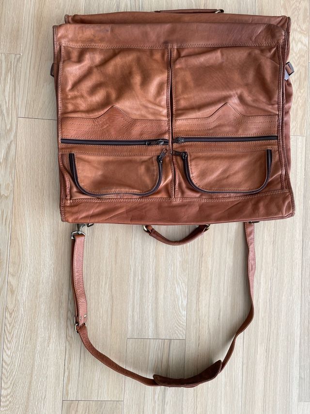 PORTA TRAJES DE PIEL