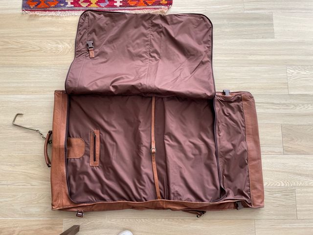 PORTA TRAJES DE PIEL