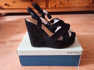 Sandalias negras tacón cuña marca\