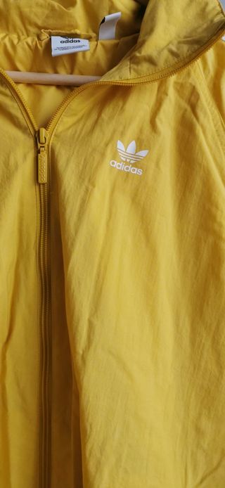Chaqueta-chubasquero Adidas de segunda mano por 50 EUR en Madrid en WALLAPOP