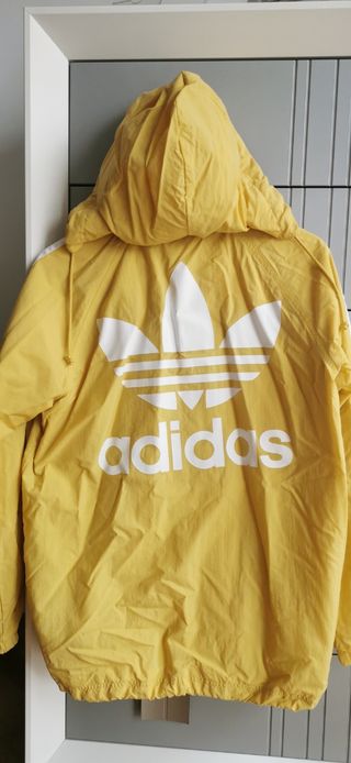 Chaqueta-chubasquero Adidas de segunda mano por 50 EUR en Madrid en WALLAPOP
