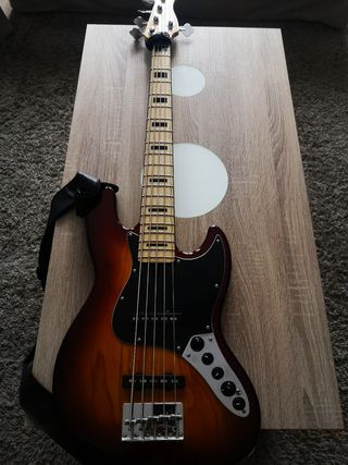 Vendo bajo Marcus Miller V7 de segunda mano por 450 EUR en Urbanitzacio Can  Valls-To en WALLAPOP