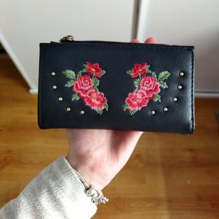 Cartera flores Stradivarius de segunda mano por 4 EUR en Úbeda en WALLAPOP