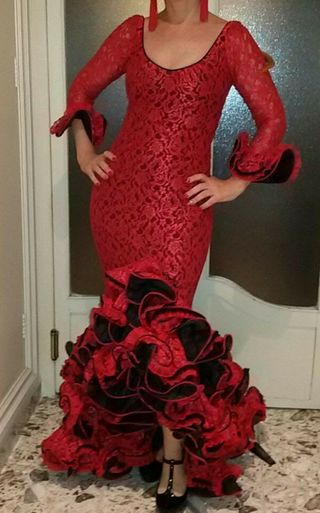 Espectacular traje de flamenca con espalda descubi de segunda mano por 90  EUR en Valencia en WALLAPOP