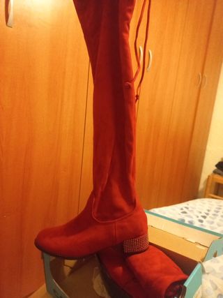 Botas rojas de segunda mano por 20 EUR en Sevilla en WALLAPOP