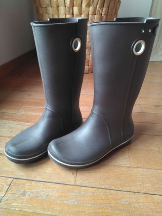 Crocs botas agua mujer de segunda mano por 25 EUR en Valldoreix en WALLAPOP