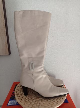 Botas altas de piel color crema de segunda mano por 15 EUR en Llano de  Brujas en WALLAPOP