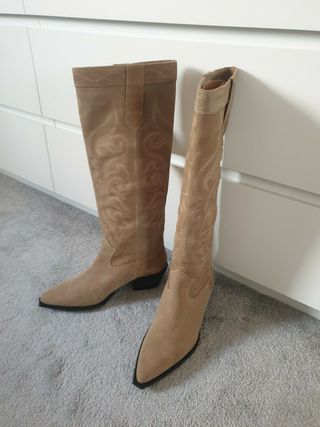 Botas cowboy serraje beige Zara de segunda mano por 60 EUR en Paracuellos  de Jarama en WALLAPOP