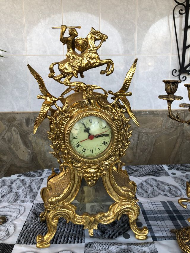 Orologio, candelabri, centrotavola
