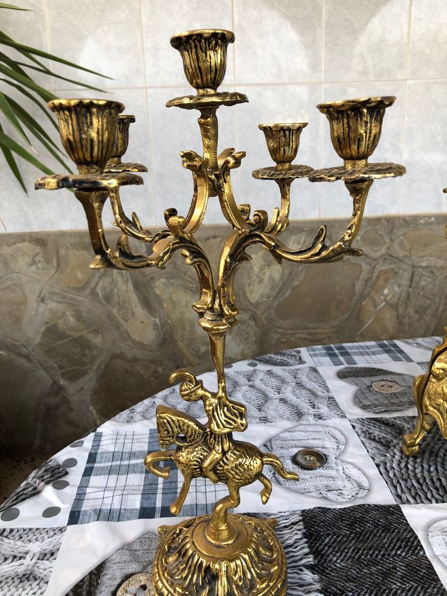 Orologio, candelabri, centrotavola