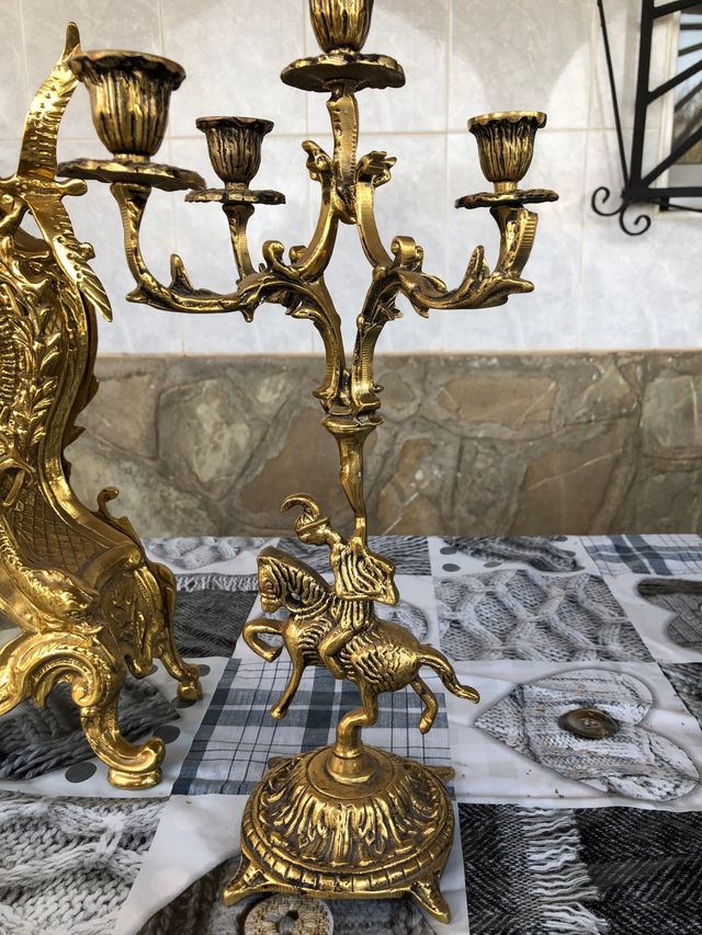 Orologio, candelabri, centrotavola