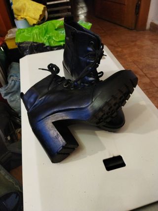 Botines tacón alto negras EEUU 41 de segunda mano por 15 EUR en Barcelona  en WALLAPOP