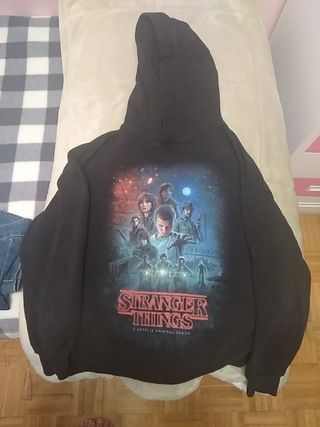 Sudadera Stranger Things Pull and Bear de segunda mano por 10 EUR en Parla  en WALLAPOP