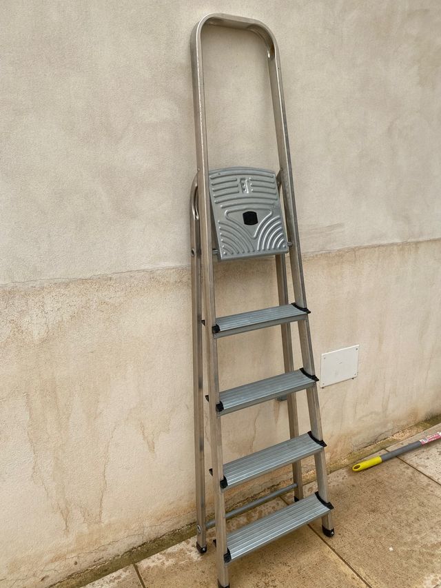 ESCALERA DE 4 PELDAÑOS BRICODEPOT de segunda mano por 20 EUR en Palma