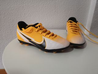 Zapatillas botas de futbol talla 34 nike de segunda mano por 14 EUR en  Albaida en WALLAPOP