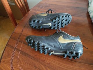 Botas Fútbol Nike Ronaldinho Multitaco de segunda mano por 6 EUR en  Valladolid en WALLAPOP