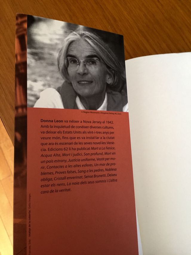 Qüestió de fe, Donna Leon
