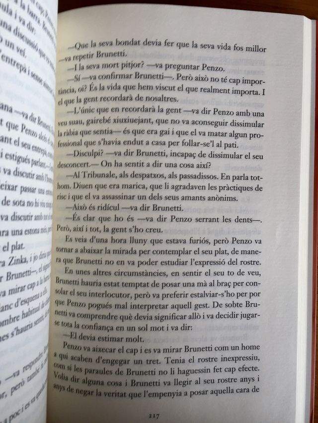 Qüestió de fe, Donna Leon